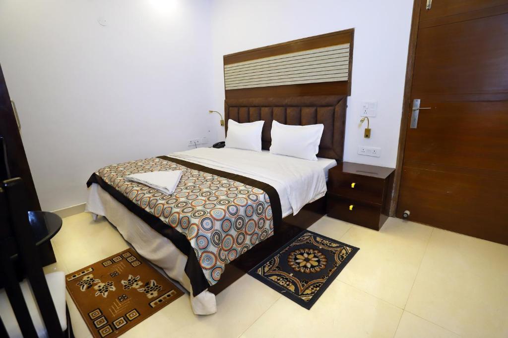 Postel nebo postele na pokoji v ubytování VRINDAVAN GUEST HOUSE