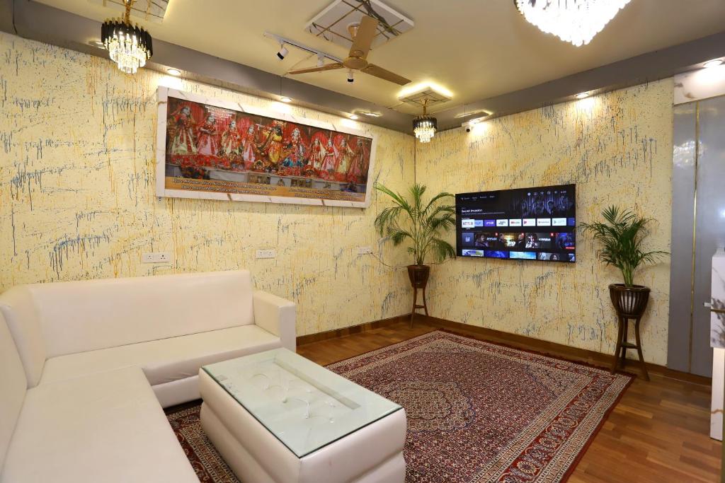 TV a/nebo společenská místnost v ubytování VRINDAVAN GUEST HOUSE