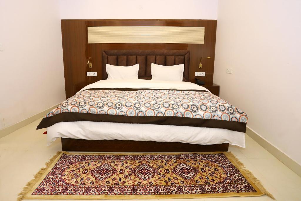 Postel nebo postele na pokoji v ubytování VRINDAVAN GUEST HOUSE