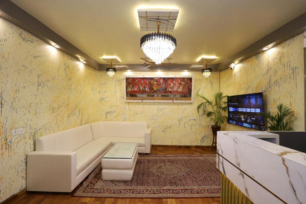 TV a/nebo společenská místnost v ubytování VRINDAVAN GUEST HOUSE