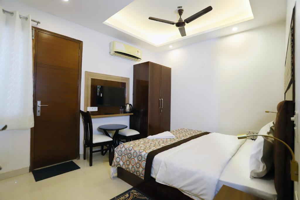 Postel nebo postele na pokoji v ubytování VRINDAVAN GUEST HOUSE