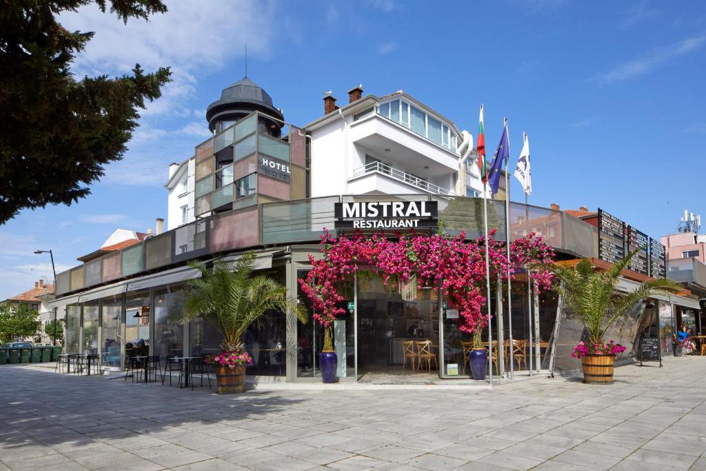 un edificio con flores delante en Hotel Mistral, en Nesebar