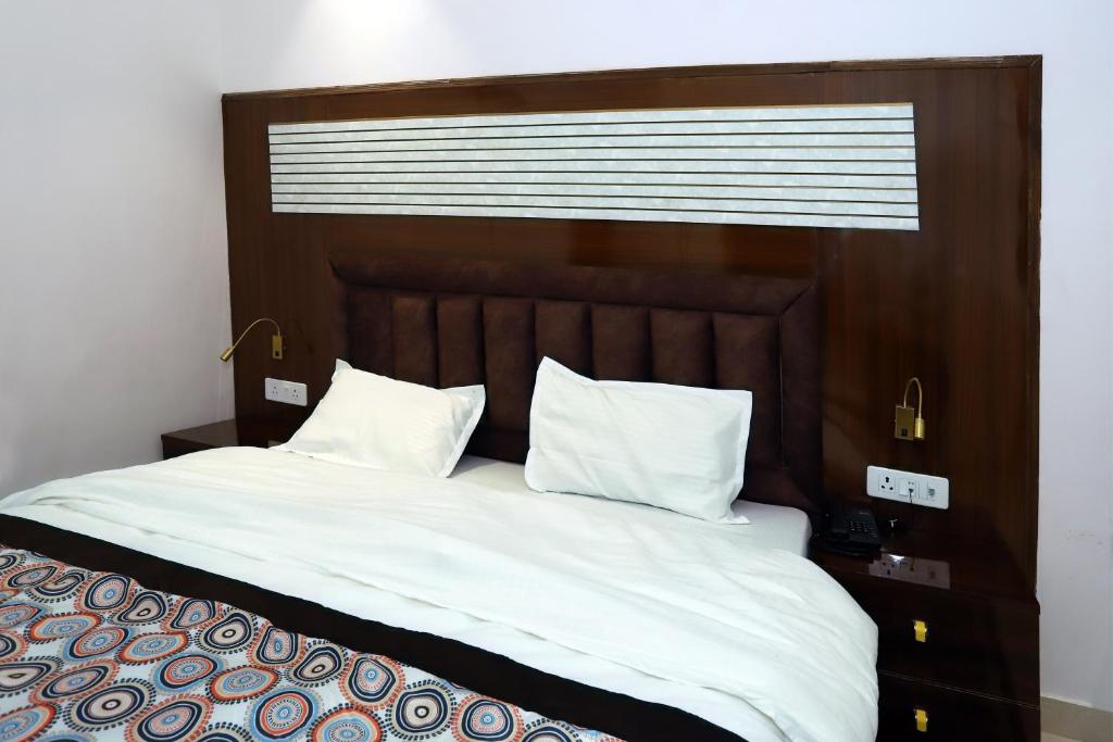 Postel nebo postele na pokoji v ubytování VRINDAVAN GUEST HOUSE