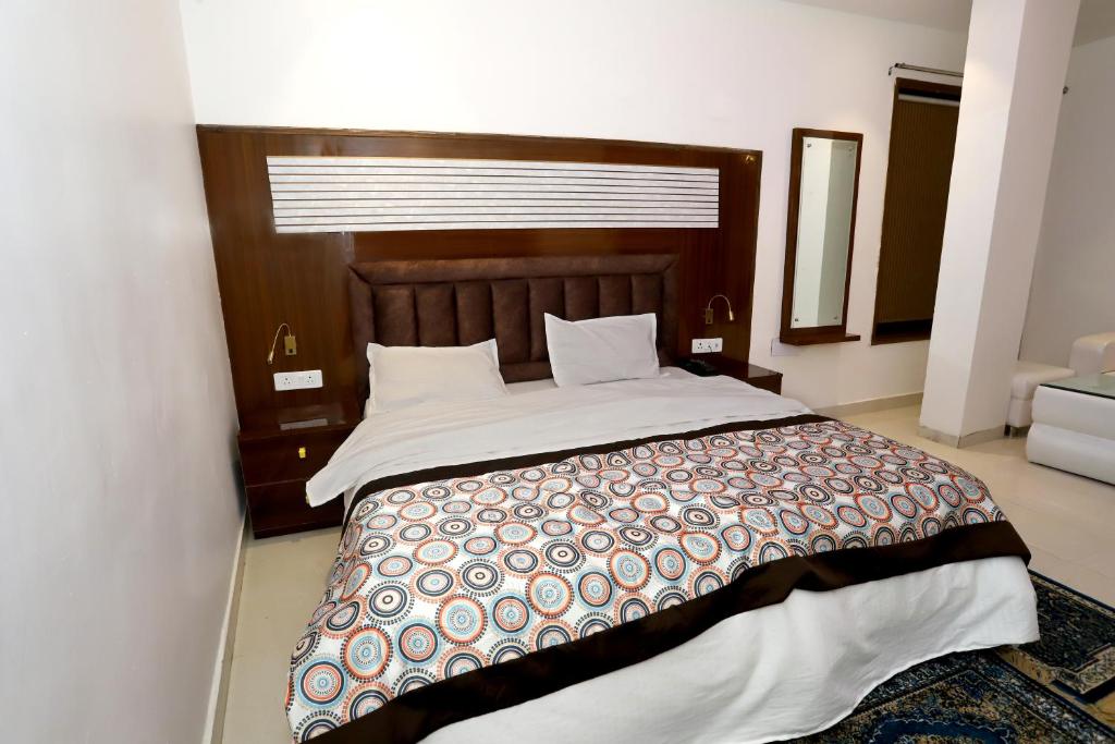 Postel nebo postele na pokoji v ubytování VRINDAVAN GUEST HOUSE