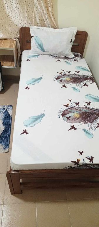 Una cama con peces y pájaros en ella en RÈSIDENCE NGUARY, en Dakar