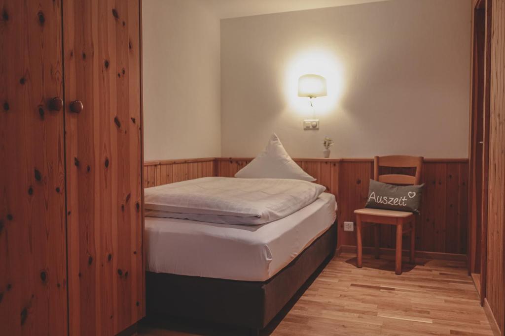 Postel nebo postele na pokoji v ubytování Hotel Sonnenhalde, Arosa