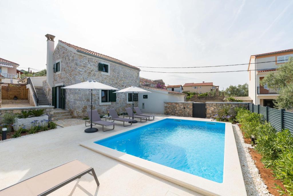 Bazén v ubytování Stone House Luna nebo v jeho okolí