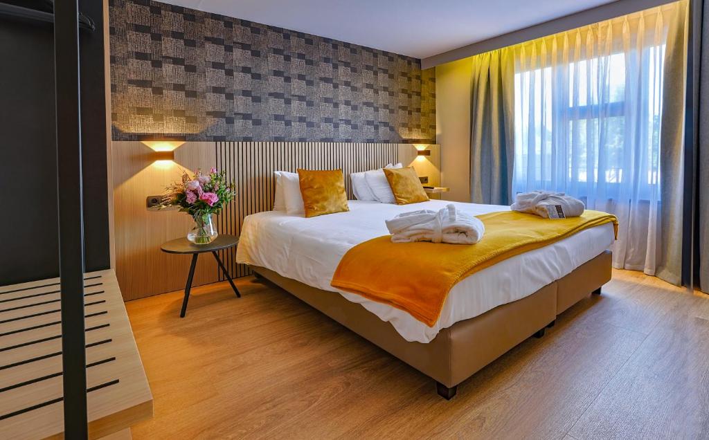 Postel nebo postele na pokoji v ubytování Hotel Quartier Latin