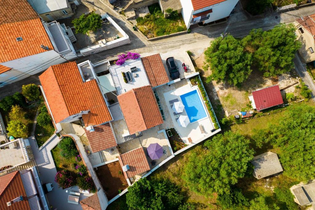 Bazén v ubytování Stone House Luna nebo v jeho okolí