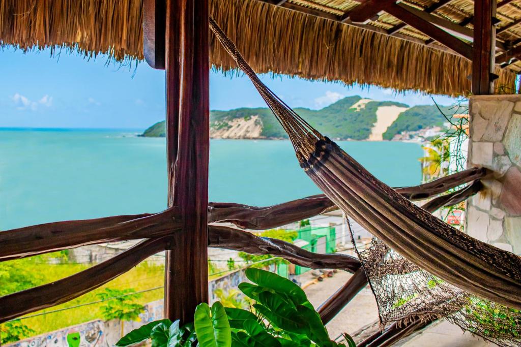 een hangmat met uitzicht op de oceaan bij Castelo Beach Hotel in Natal