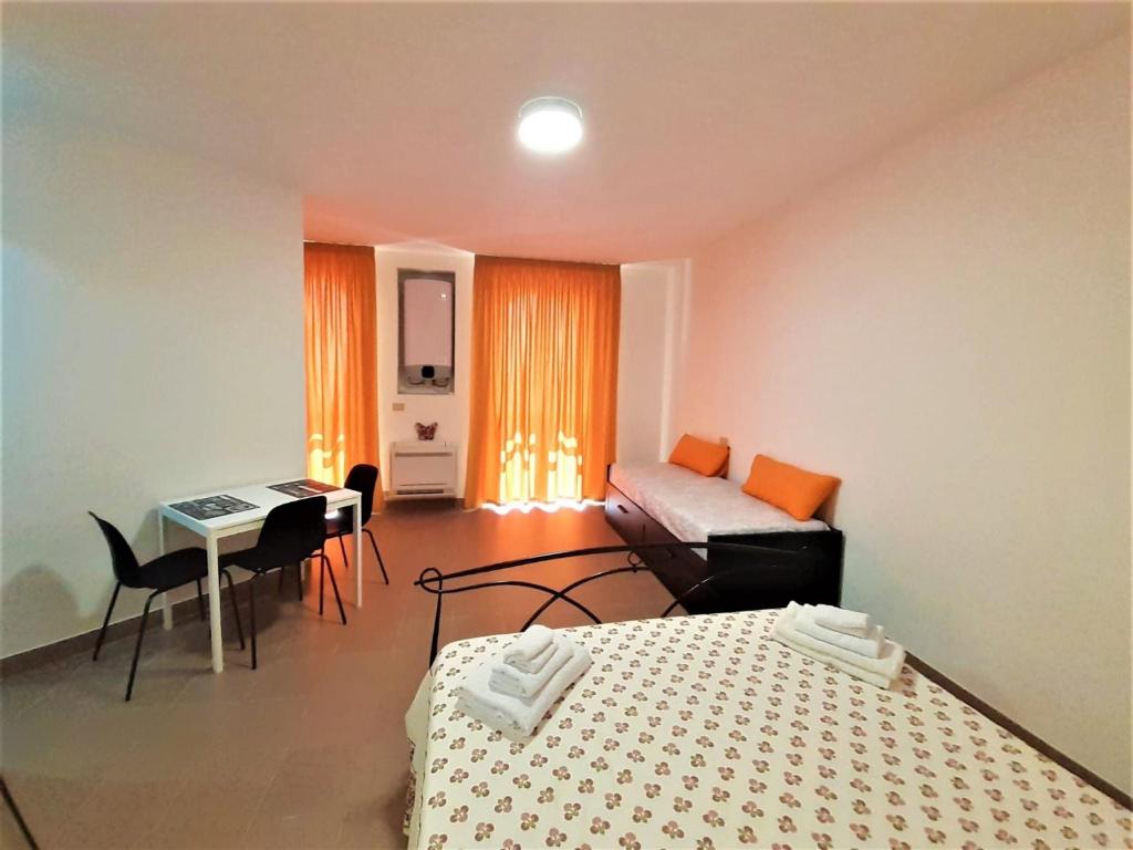 - une chambre avec un lit, un bureau et une table dans l'établissement K&K Room Duomo1, à Termoli