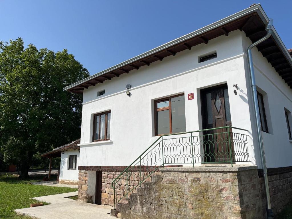 Casa blanca con balcón y puerta en Miracle Houses Къщи за гости Чудеса en Varshets