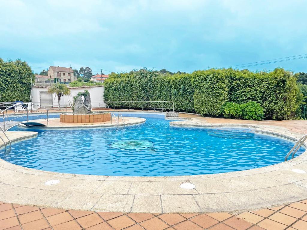 una gran piscina con una fuente en un patio en Hotel Acquamaris 3000, en Sanxenxo