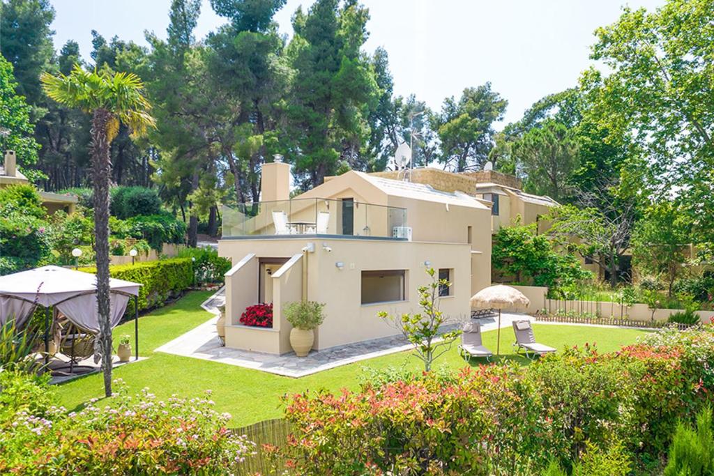Vonkajšia záhrada v ubytovaní Artemisia Villa with Outdoor Hot Tub, Sani Luxury Villas collection