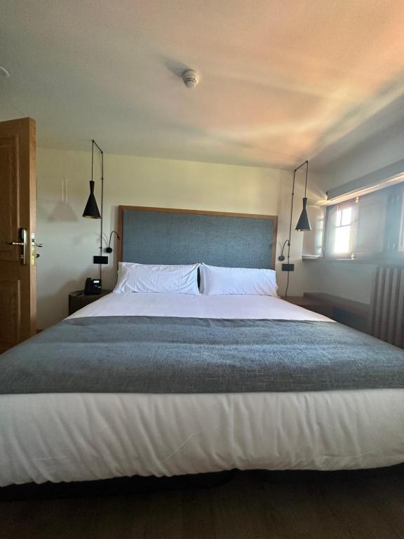 Кровать или кровати в номере Hotel El Rosal de Cudillero