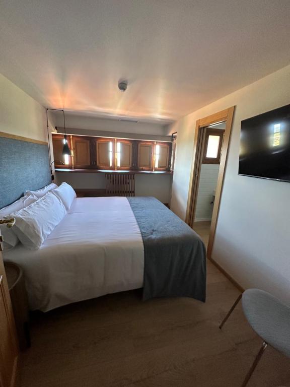 Кровать или кровати в номере Hotel El Rosal de Cudillero