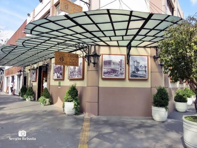 Apartamento para pessoas de família ou a negócio, Ap Grande 3 quartos no Brás próximo igreja Mundial,mercado municipal, 25 de março, templo Salomão, metro Dom Pedro ll, bancos, mercado e etc - Housity