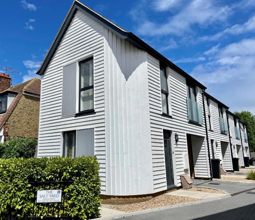 un edificio blanco con techo negro en Salt Yard Cottage No 3 en Whitstable