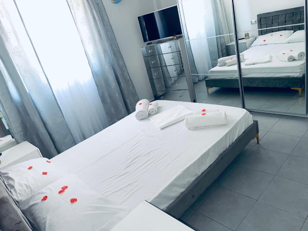een slaapkamer met 2 bedden en een spiegel bij Pescara Love in Pescara