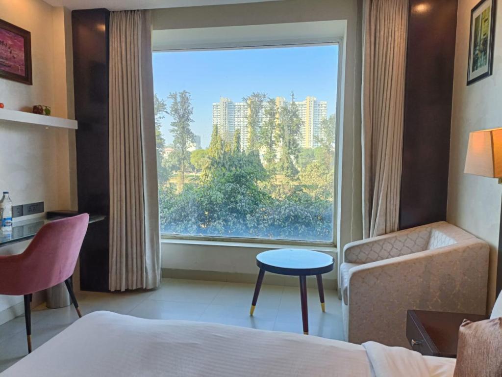 Postel nebo postele na pokoji v ubytování Udman Hotel Chhattarpur