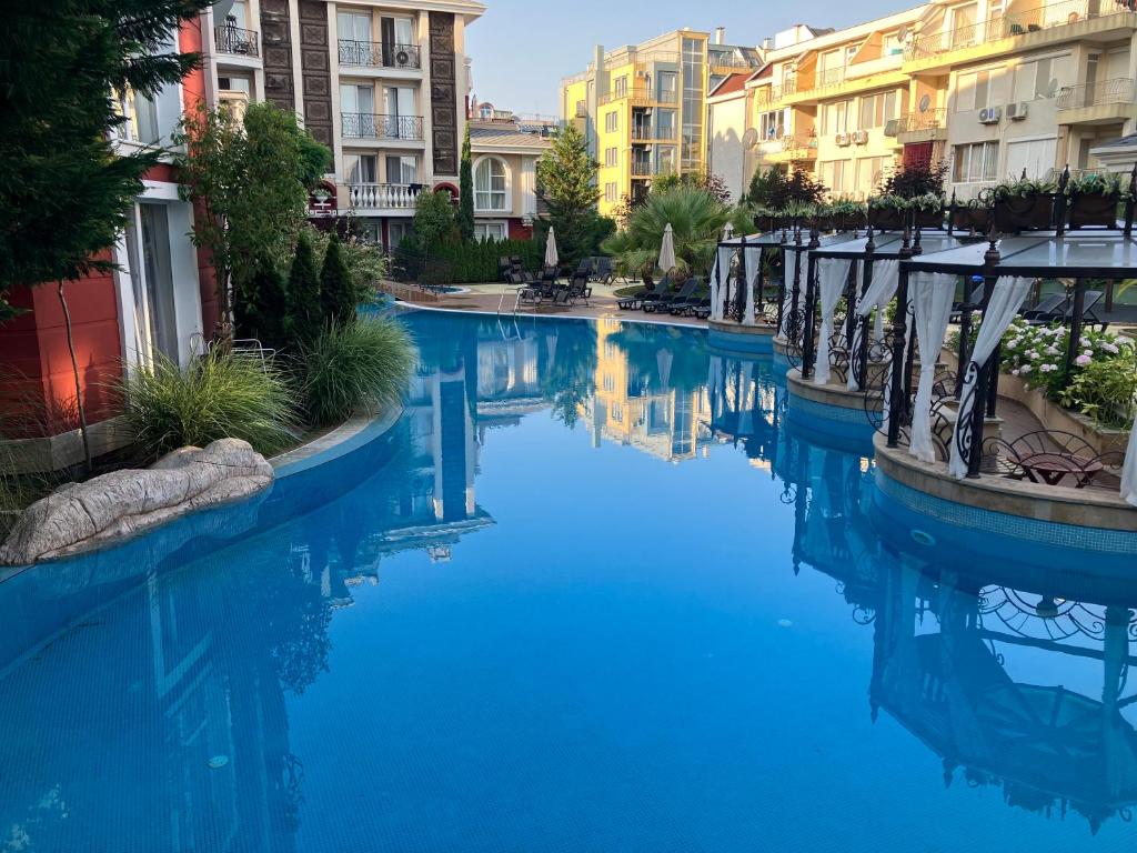 Bazén v ubytování MESSEMBRIA RESORT nebo v jeho okolí