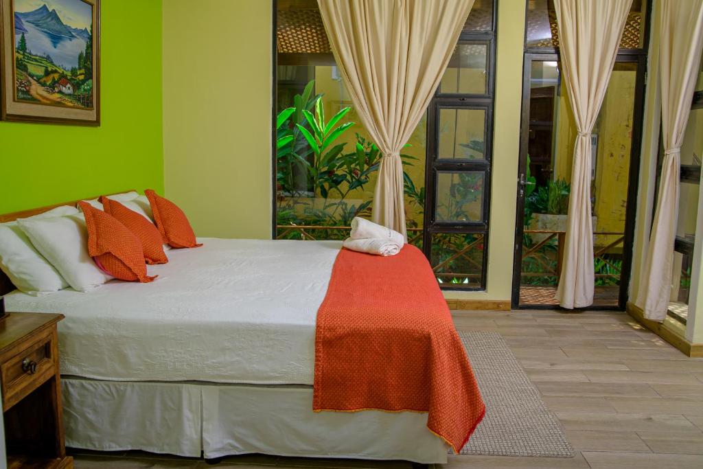Ένα ή περισσότερα κρεβάτια σε δωμάτιο στο Banana Palms Hotel