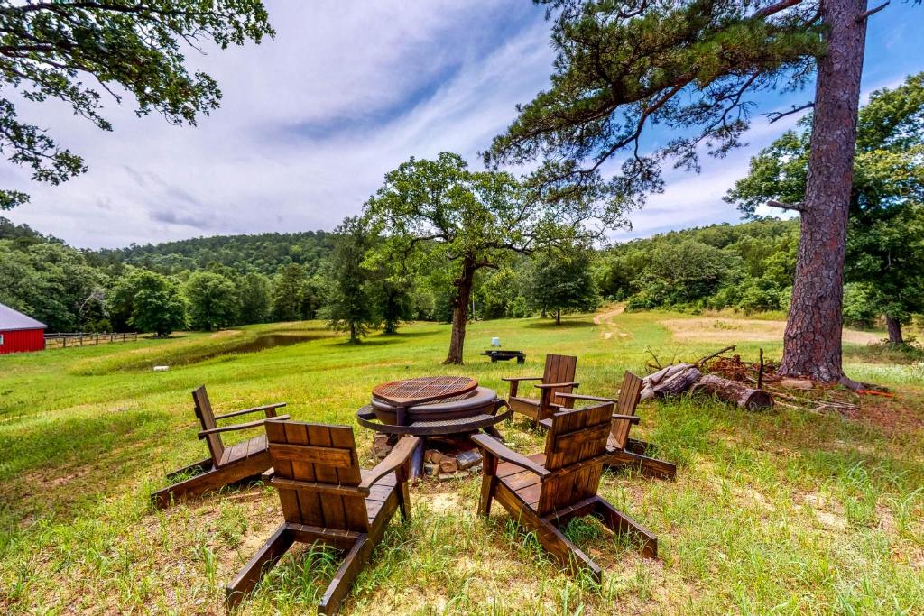 Vacation Home Cane Break Stone Cabin, Stringtown, OK