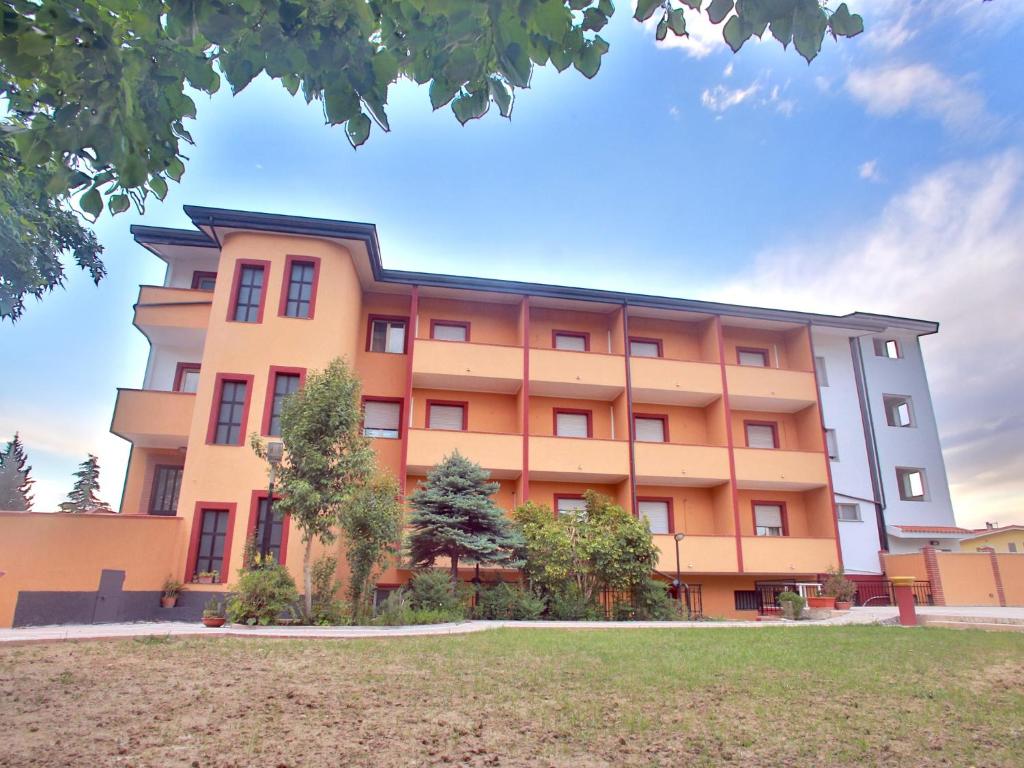 um edifício laranja com árvores em frente em Hotel Viteama em Sellia Marina