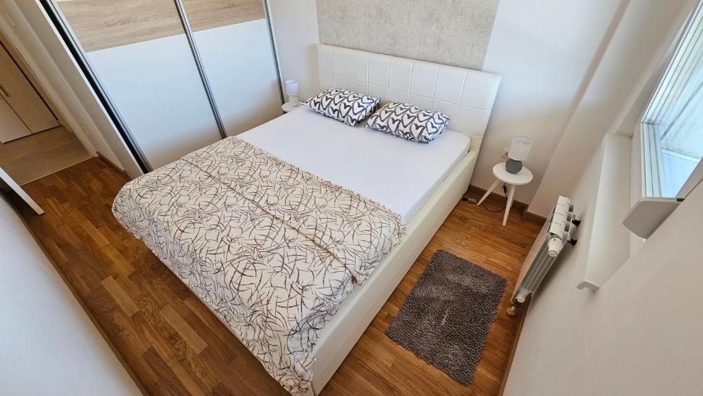 an overhead view of a bed in a small room at Apartman Filipović in Banja Luka