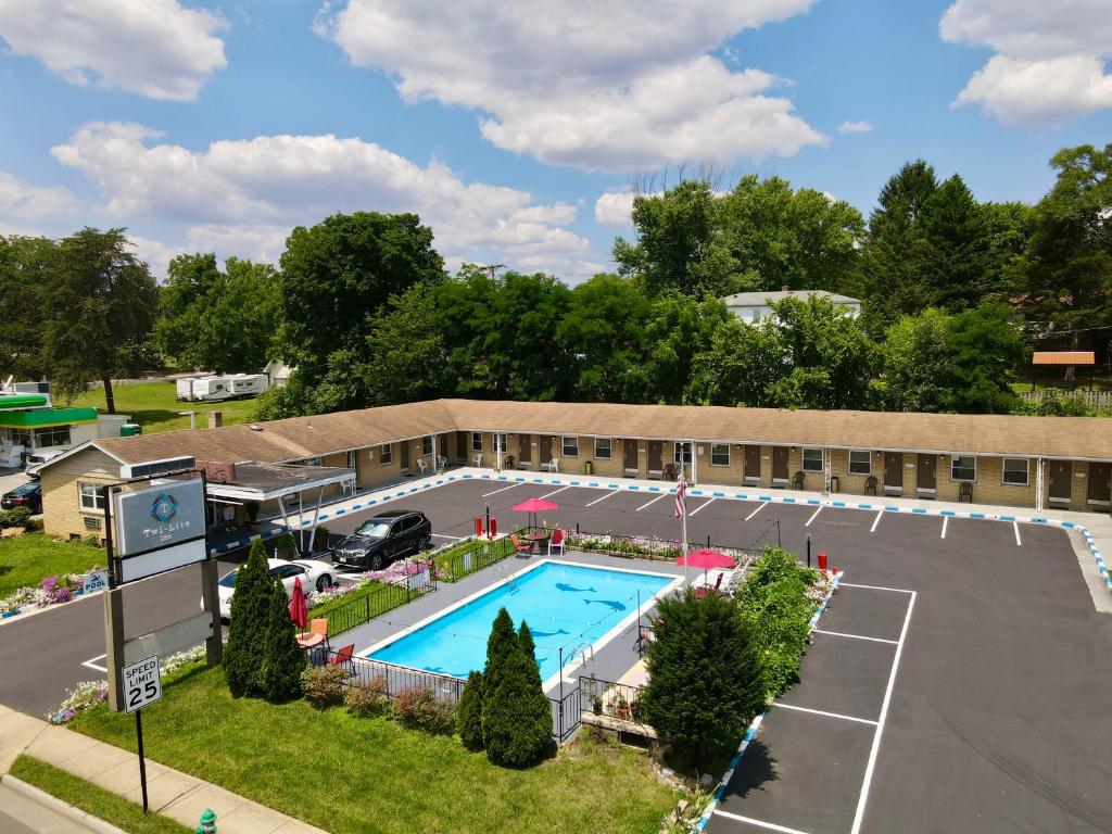 eine Luftansicht eines Hotels mit Pool und Parkplatz in der Unterkunft Twi-Lite Inn in Front Royal
