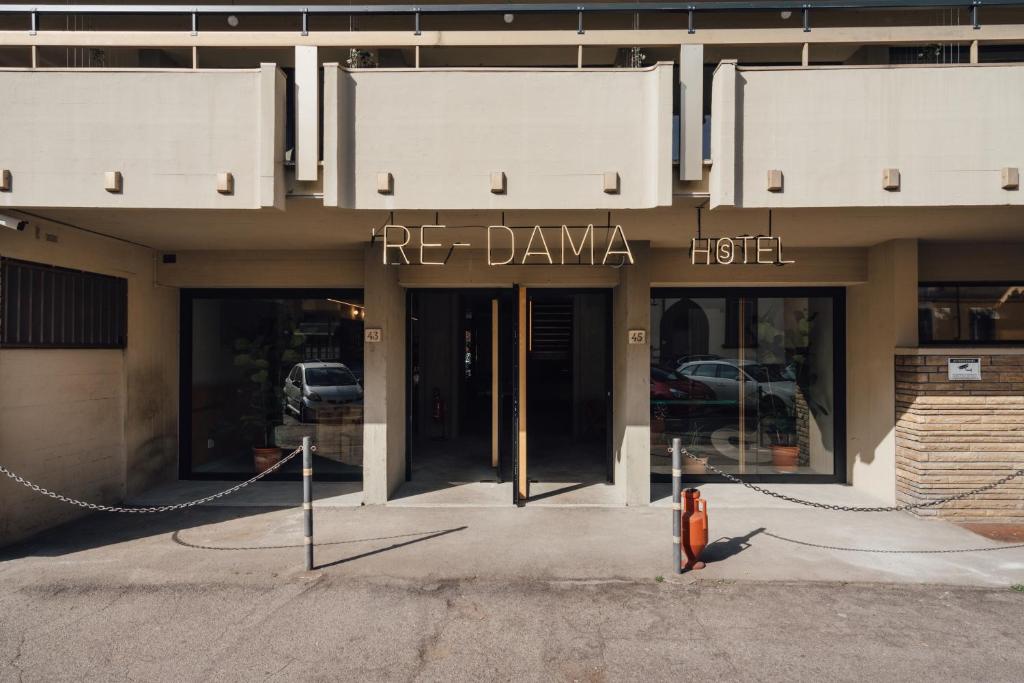 Majutusasutuse 'RE-Dama Hostel fassaad või sissepääs