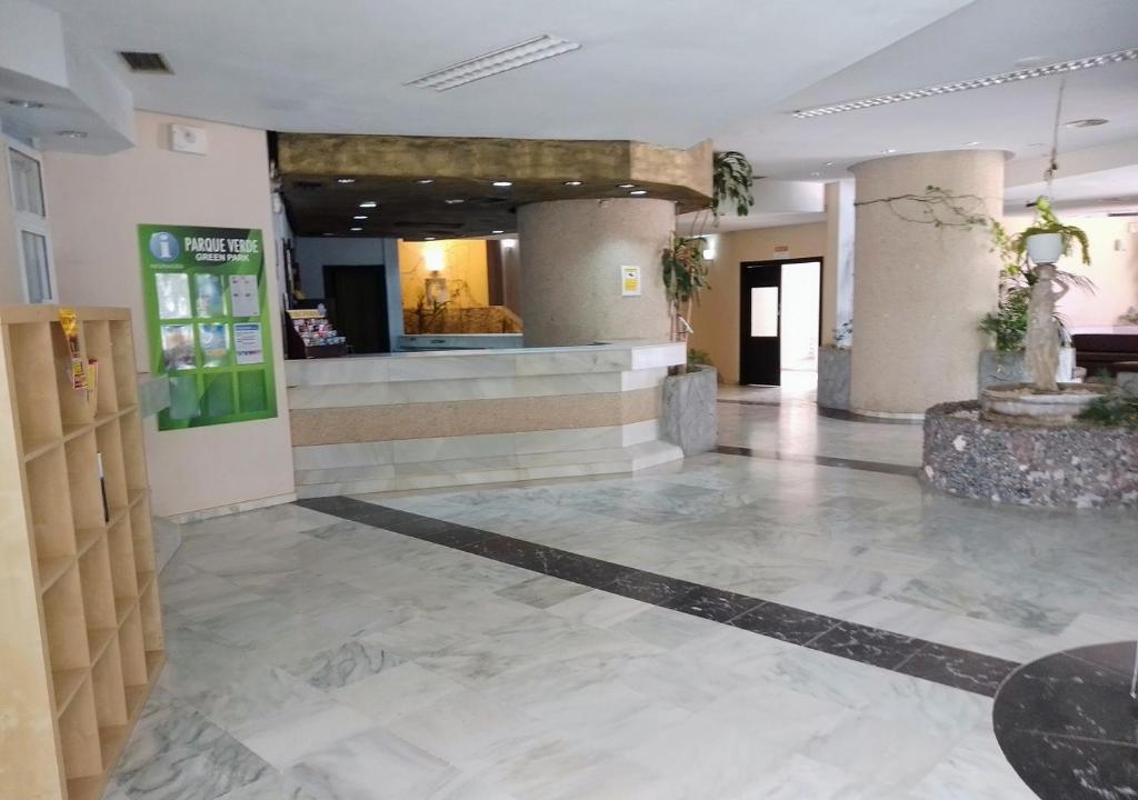 um átrio de um hotel com recepção em LEON DEL SUR em San Miguel de Abona
