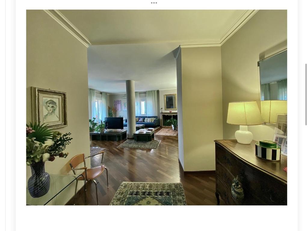 帕爾馬的住宿－Le Tre Torri，客厅配有桌子和沙发
