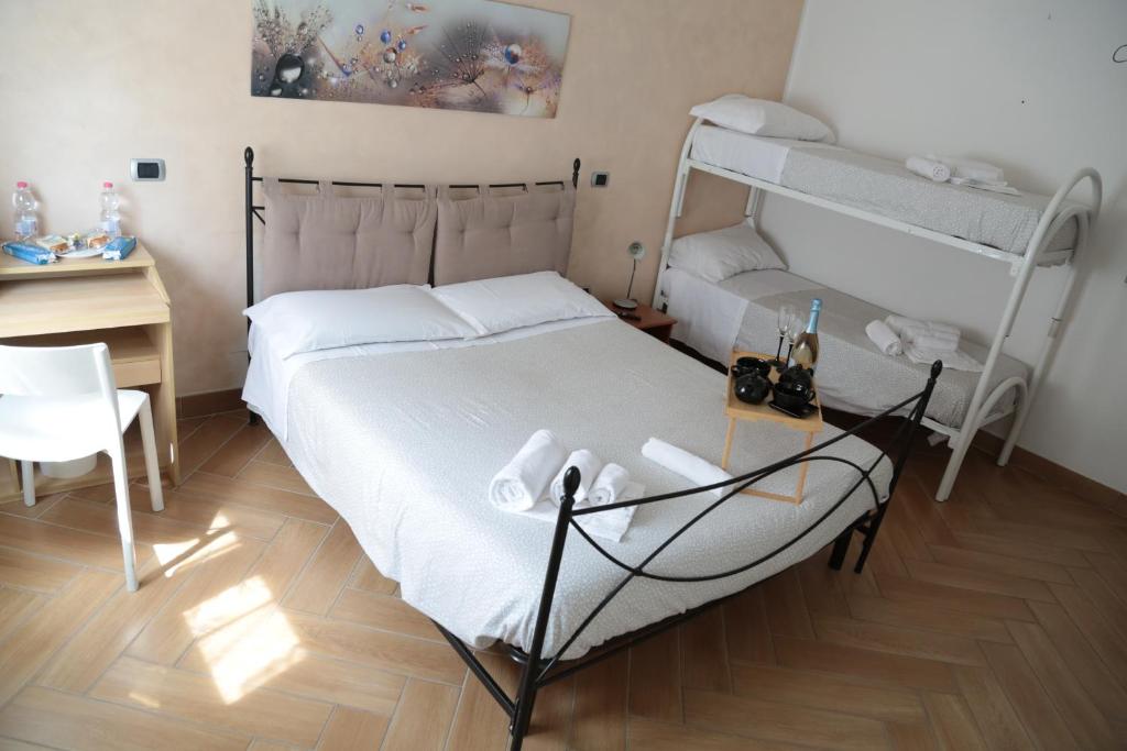 - une chambre avec des lits superposés et un bureau dans l'établissement GUEST HOUSE SIMONAZZI, à Reggio d'Émilie