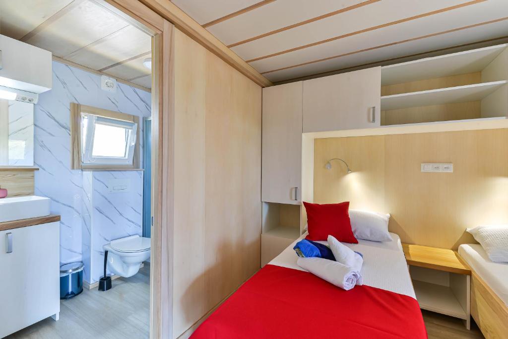 Postel nebo postele na pokoji v ubytování Mobil house nevera 2