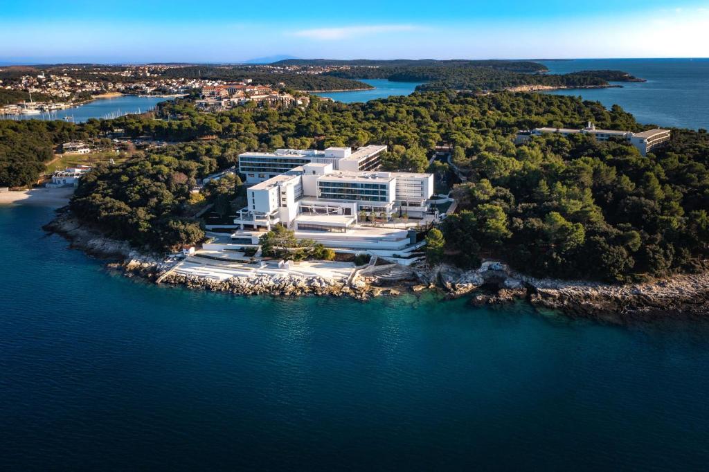 une vue aérienne d'un bâtiment sur une île dans l'eau dans l'établissement Grand Hotel Brioni Pula, A Radisson Collection Hotel, à Pula