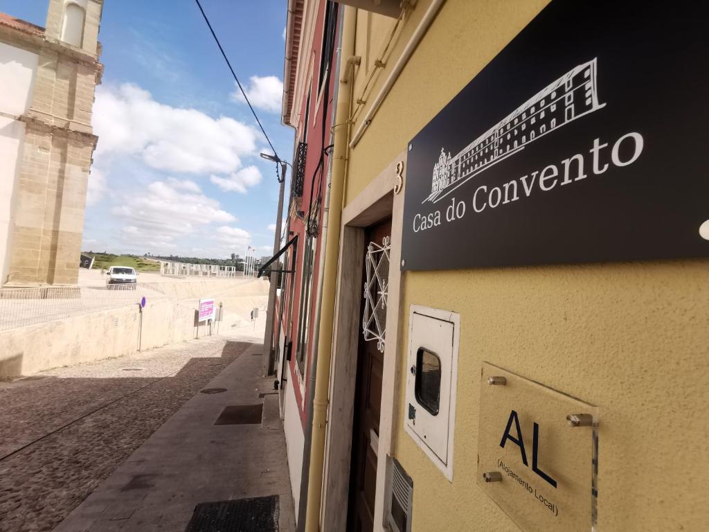 un panneau sur le côté d'un bâtiment dans l'établissement Casa do Convento AL/141600, à Coimbra