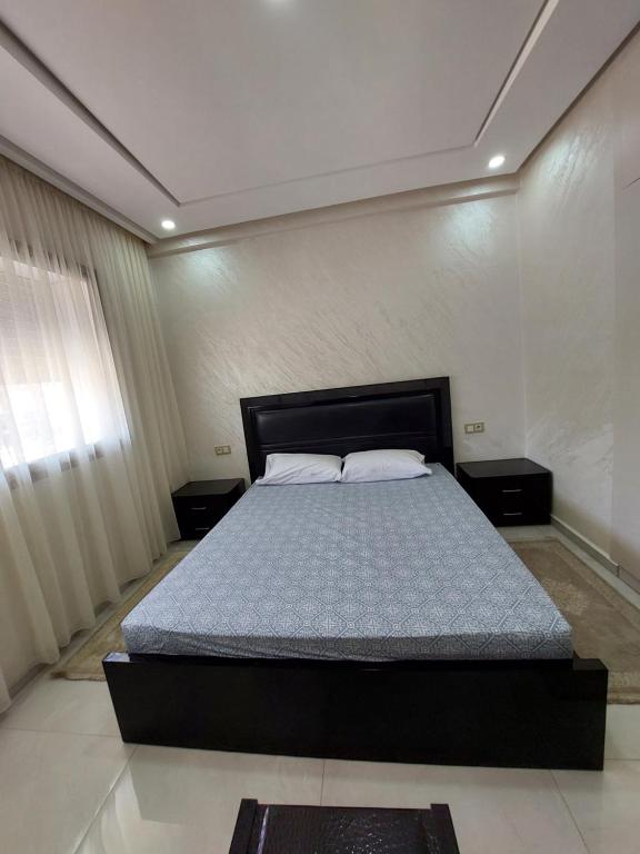 um quarto com uma cama grande num quarto em Très bel appart climatisé proche de la plage em Agadir