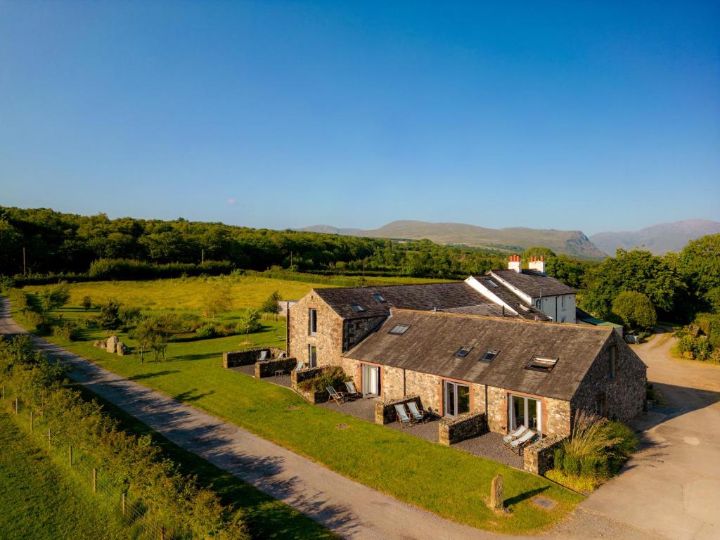 una vista aérea de una casa en un campo en 1692 Wasdale, en Gosforth