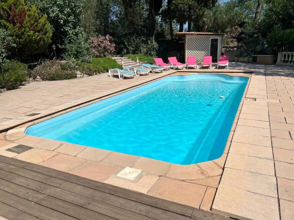 - une piscine avec des chaises longues dans l'établissement Domaine de Favette, à Coursan