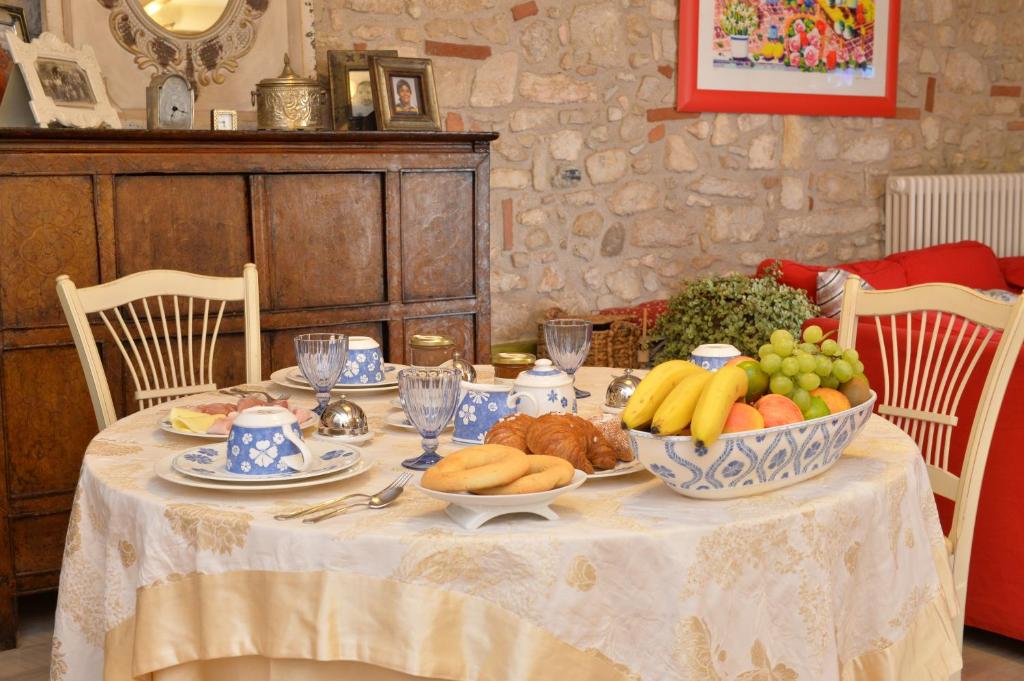 een tafel met een kom groenten en fruit erop bij B&b Corte Giare in SantʼAmbrogio di Valpolicella
