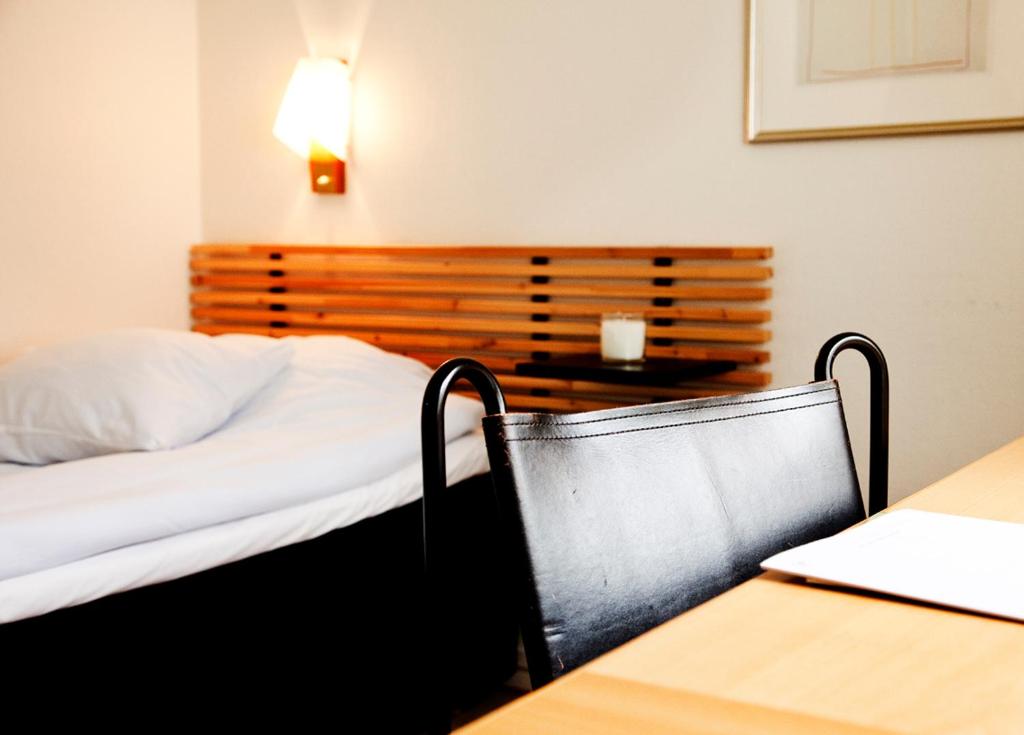 Postel nebo postele na pokoji v ubytování Ekebacken Hotell & Konferens