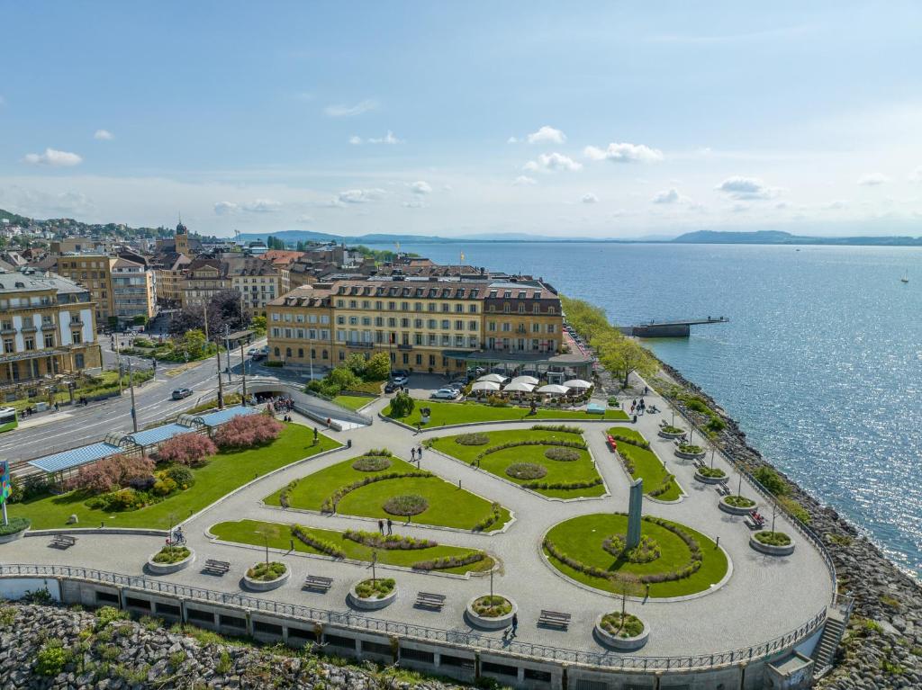 una vista aérea de una ciudad junto al agua en Beau Rivage Hotel, en Neuchâtel