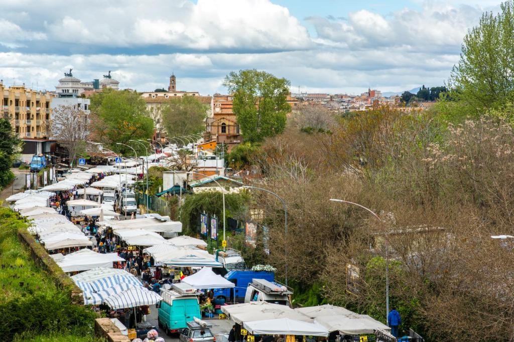 Nespecifikovaný výhled na destinaci Řím nebo výhled na město při pohledu z penzionu