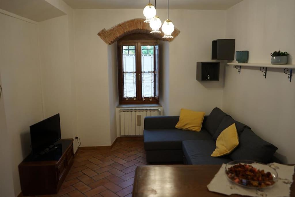 ein Wohnzimmer mit einem Sofa und einem Tisch in der Unterkunft Double Two de' Magnoli in Florenz