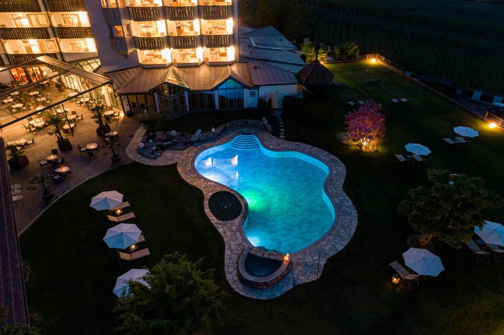 Bazén v ubytování Hotel Burggräflerhof nebo v jeho okolí