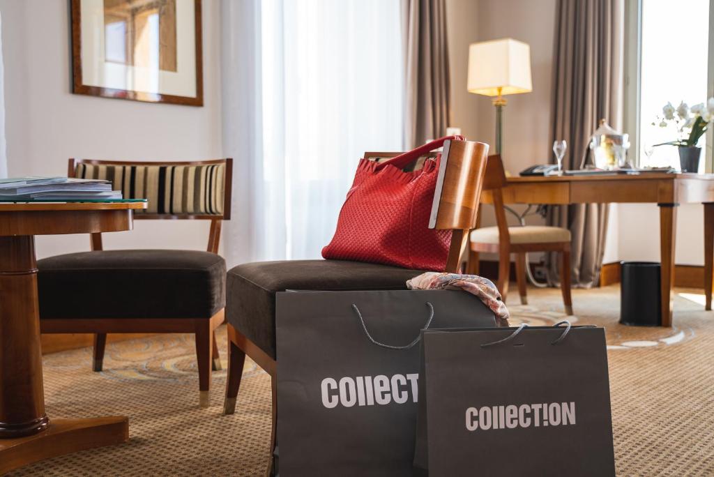 Ein Sitzbereich in der Unterkunft Beau Rivage Hotel