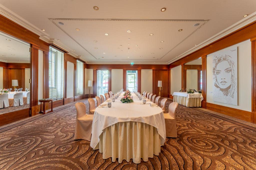 Ein Sitzbereich in der Unterkunft Beau Rivage Hotel