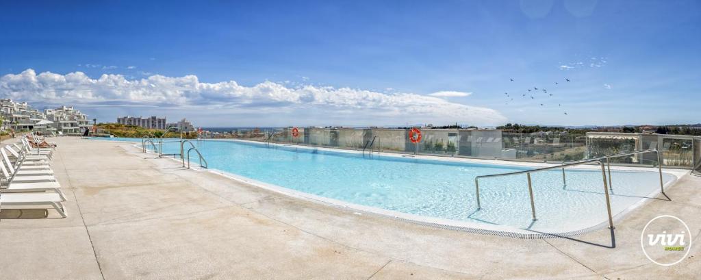 ein großer Pool auf einem Gebäude in der Unterkunft Sonrisa in Estepona