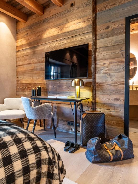TV a/nebo společenská místnost v ubytování Superbe ferme rénovée en chalet de luxe en PLEINE NATURE